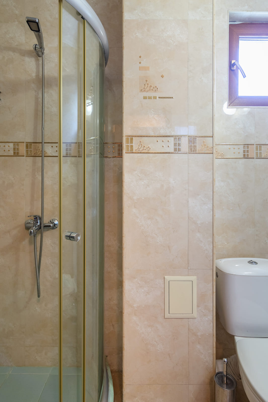 App_1_Bed_Bathroom_1.jpg