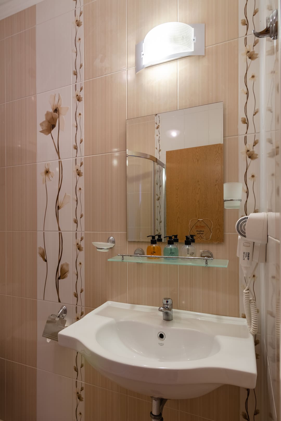 DBL_Deluxe_Bathroom_1.jpg