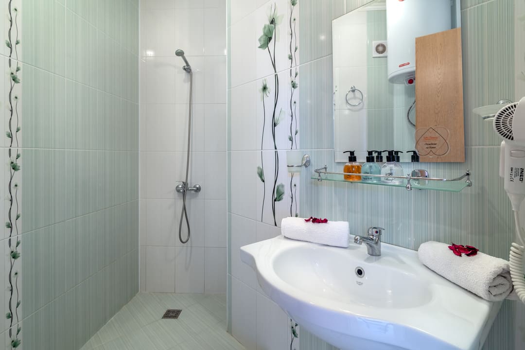 DBL_Deluxe_Bathroom_2.jpg