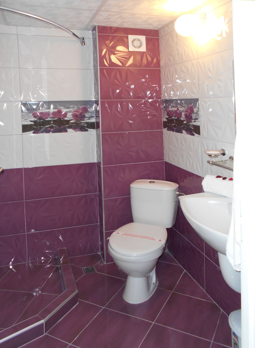 DBL_Deluxe_Bathroom_3.jpg