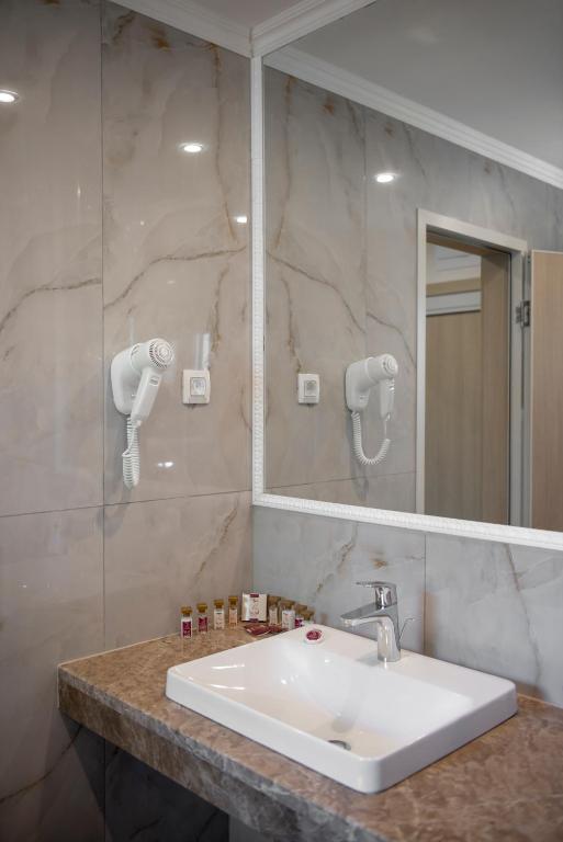 DBL_Bathroom.jpg