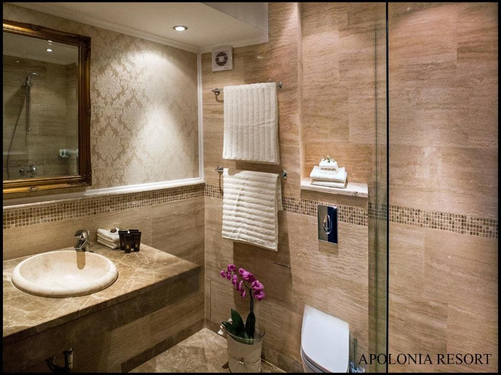 Studio_Bathroom_2.jpg