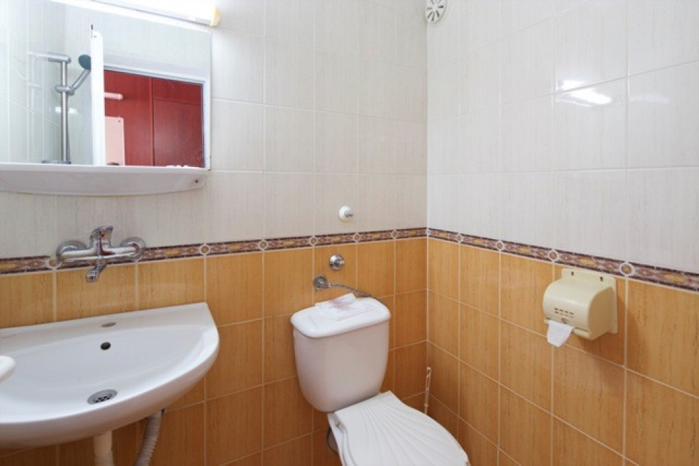 Bathroom_1.jpg