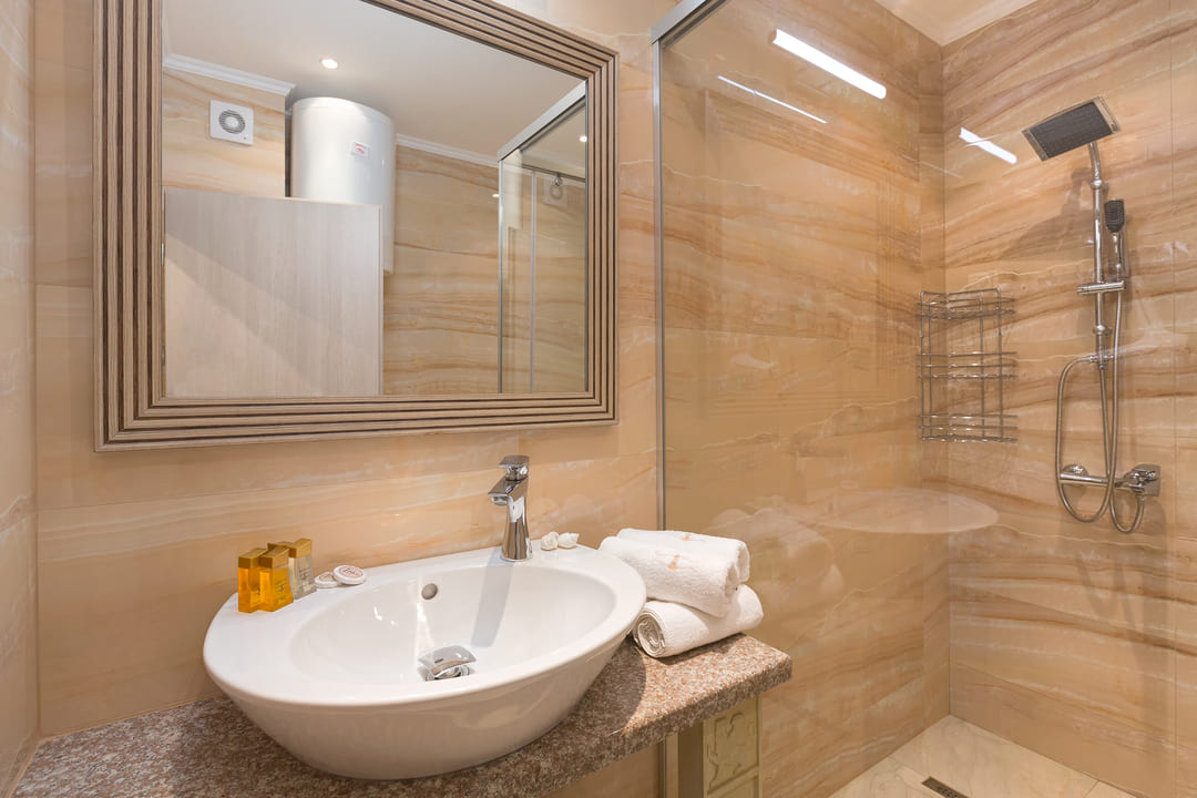 App_1_Bed_Bathroom_1.jpg