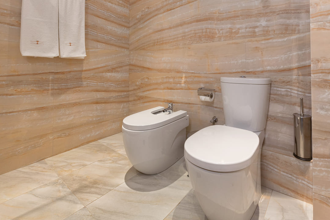 App_1_Bed_Bathroom_3.jpg