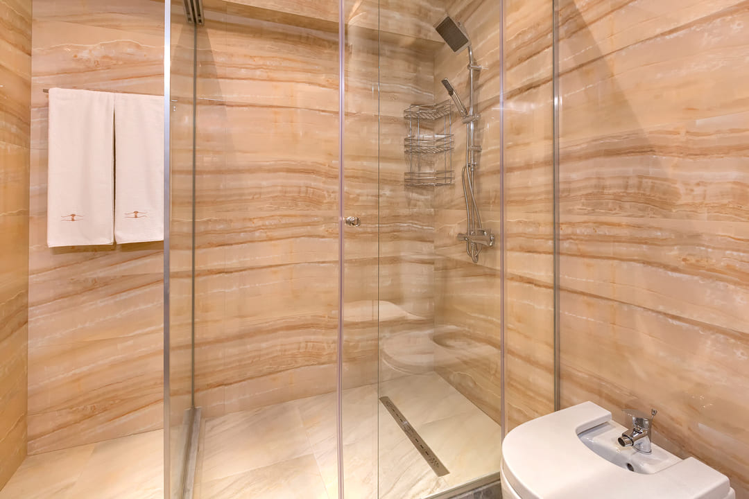 App_2_Bed_Bathroom_2.jpg