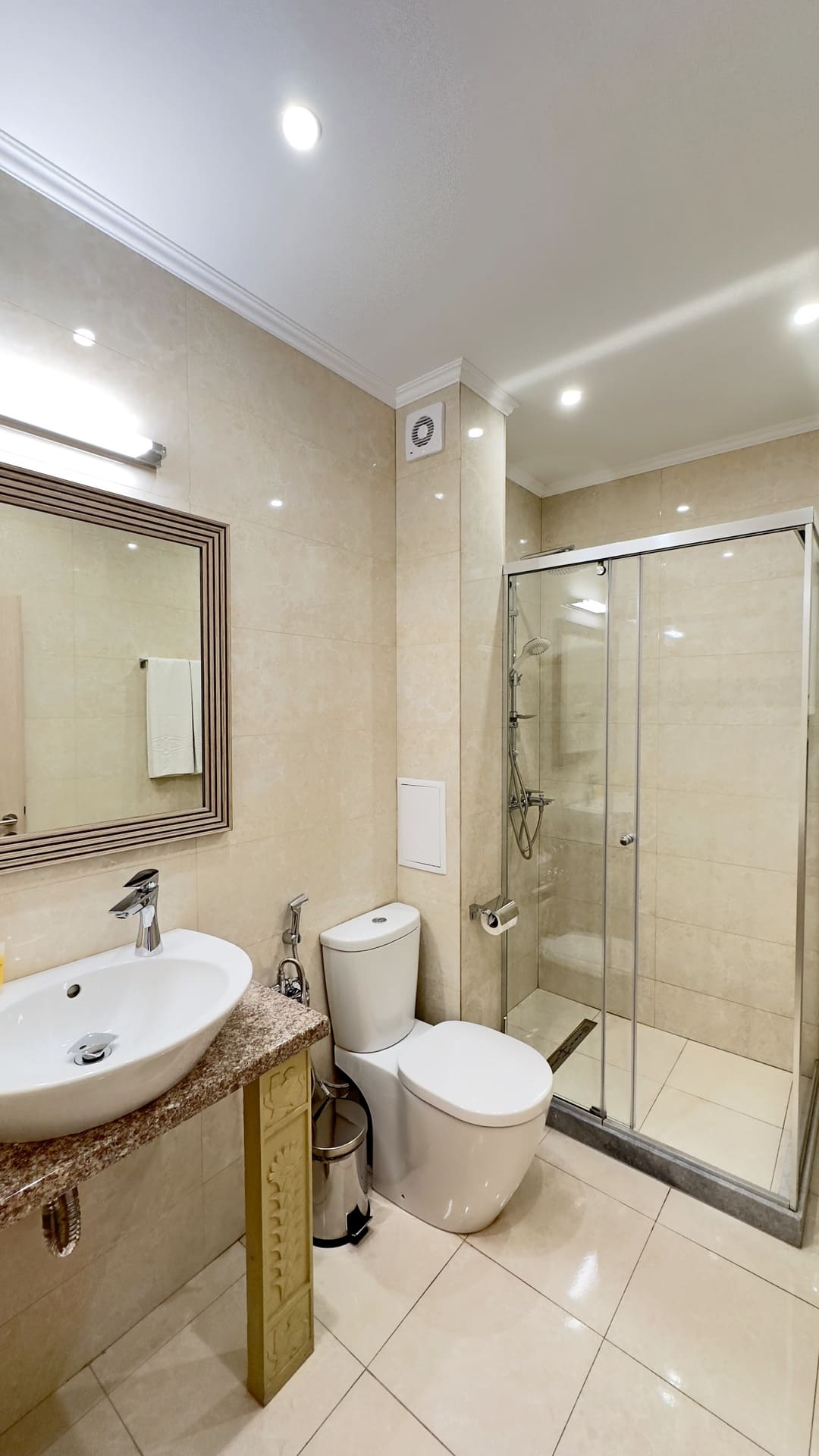 Family_Suite_Bathroom.jpg