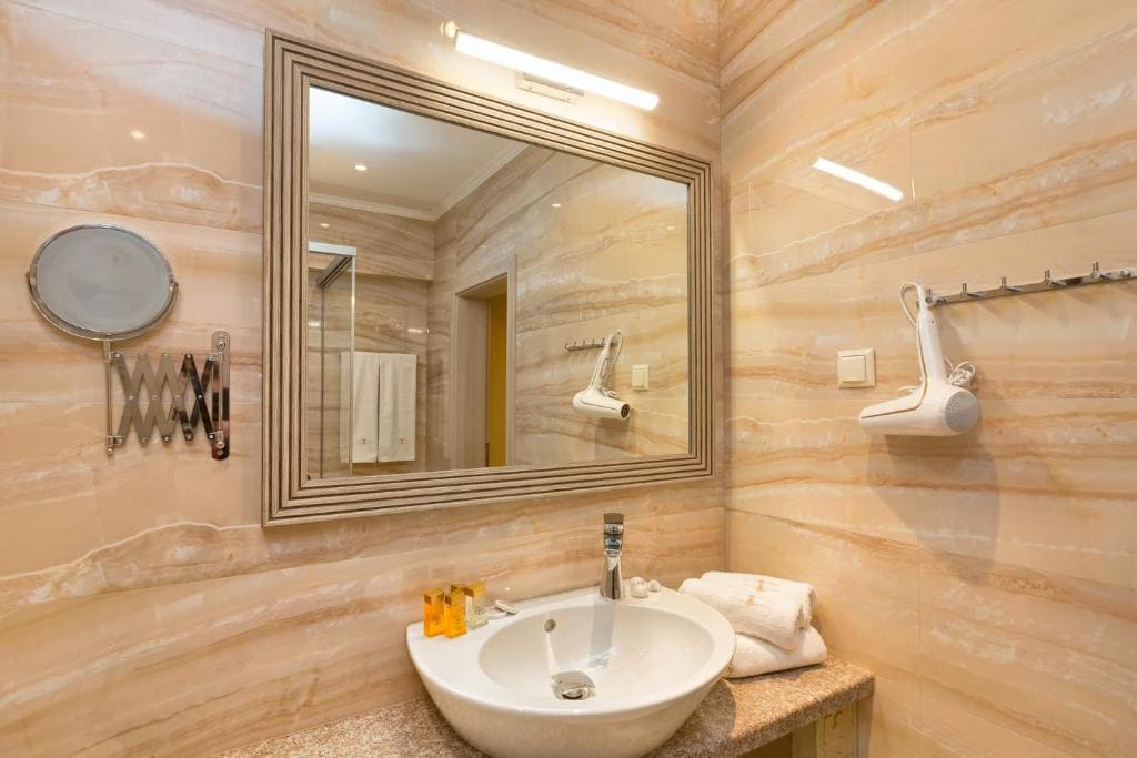 Studio_Bathroom_2.jpg