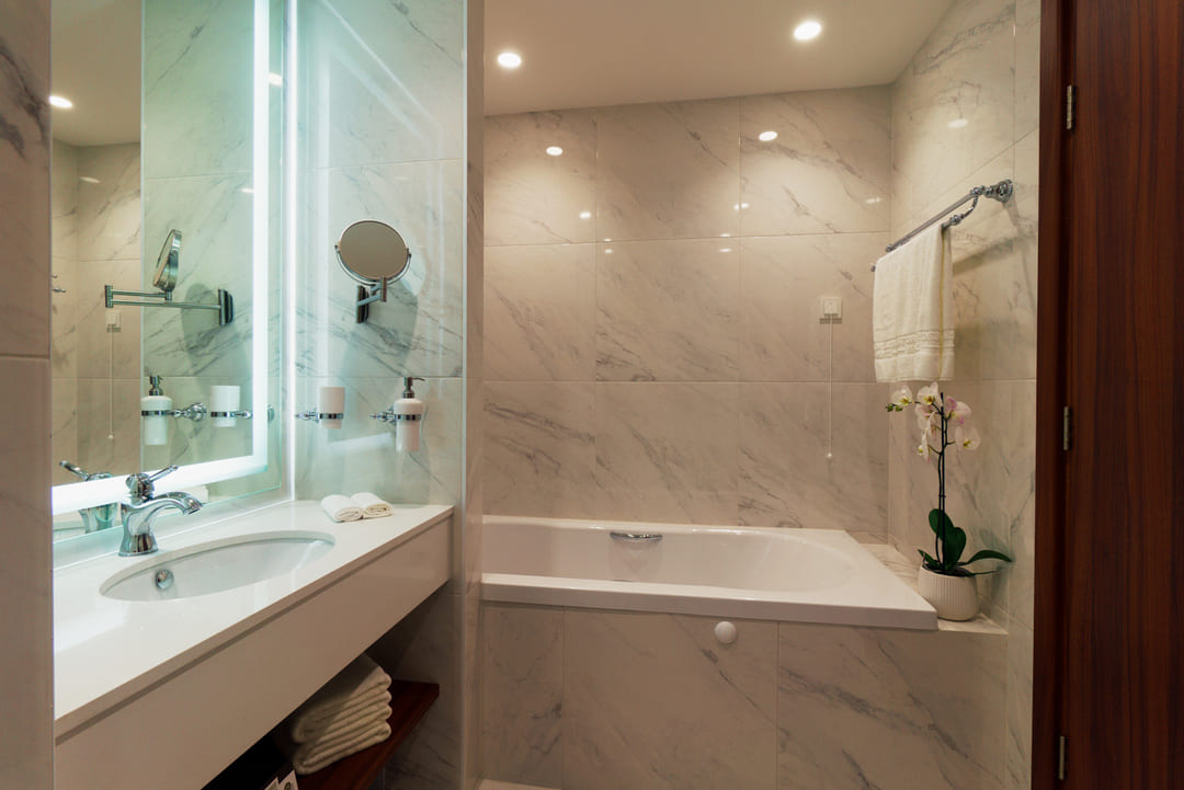 bathroom_2.jpg