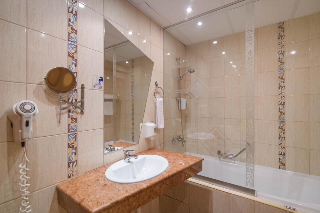 DBL_bathroom.jpg