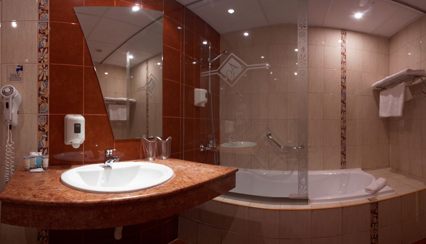 App_1_Bed_Bathroom.jpg