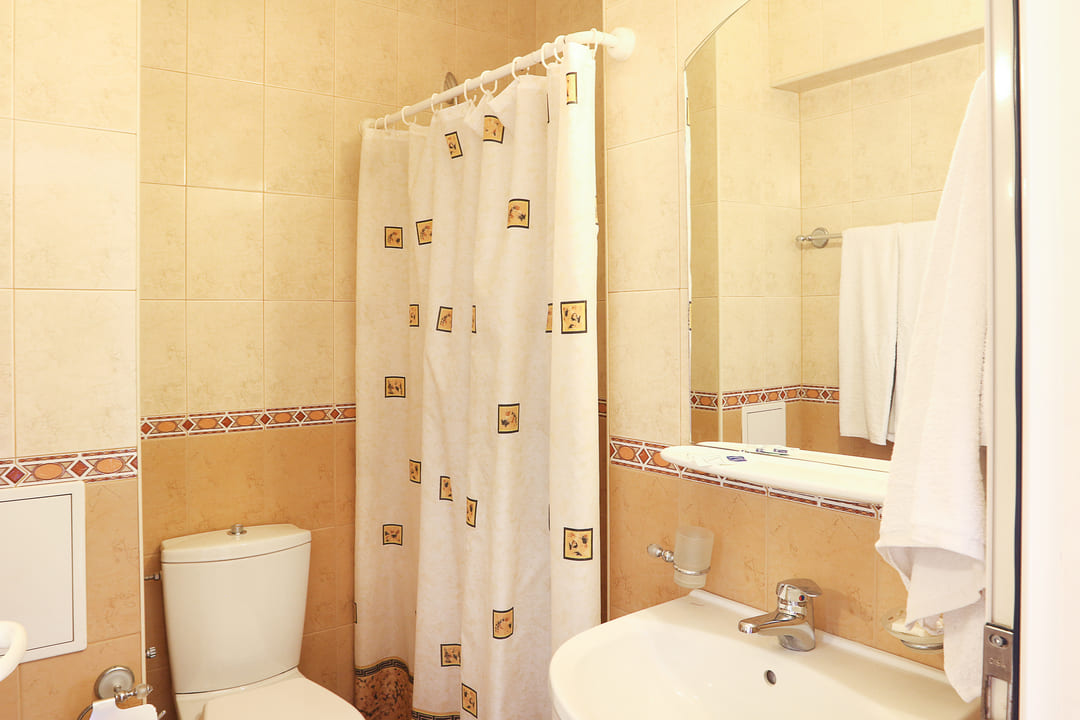 DBL_Standard_Bathroom.jpg