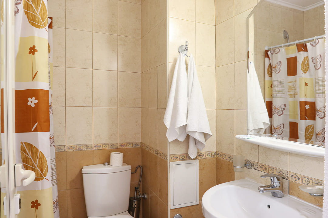DBL_Standard_Bathroom_1.jpg
