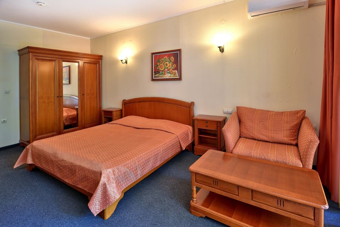DBL_Estreya_Palace_1.jpg