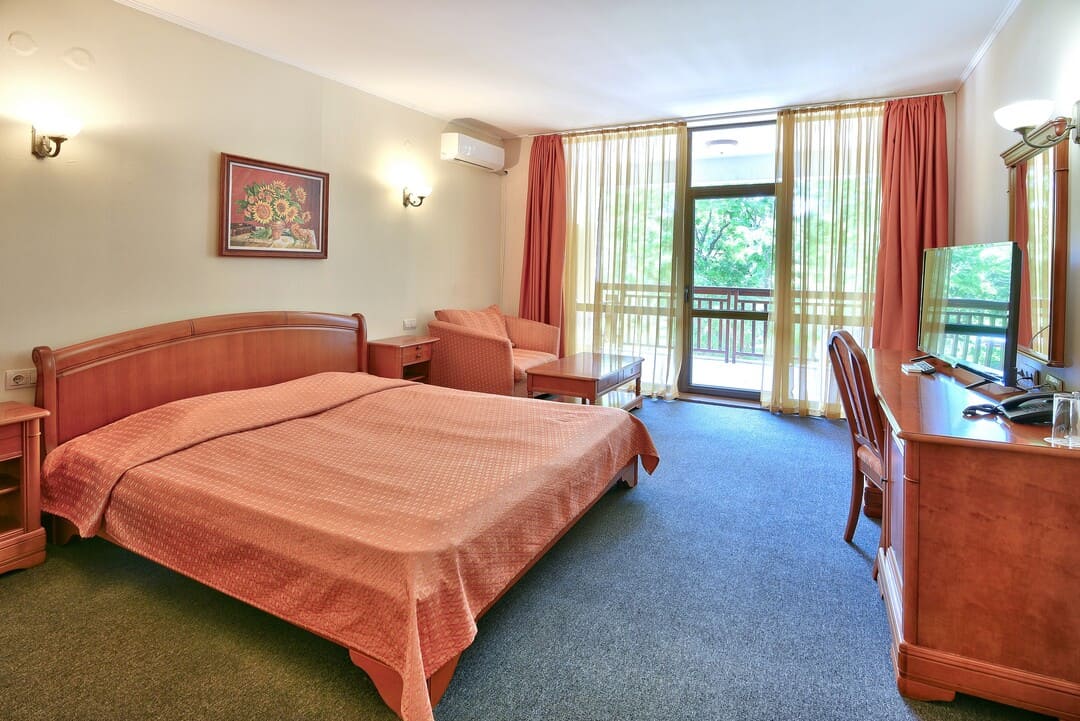 DBL_Estreya_Palace_2.jpg