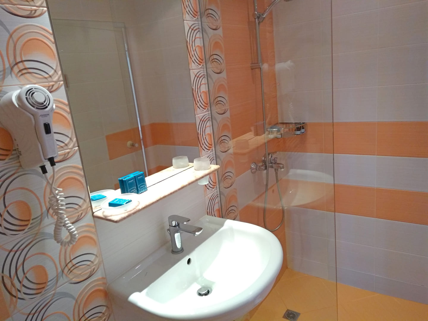 DBL_Standard_Bathroom_2.jpg