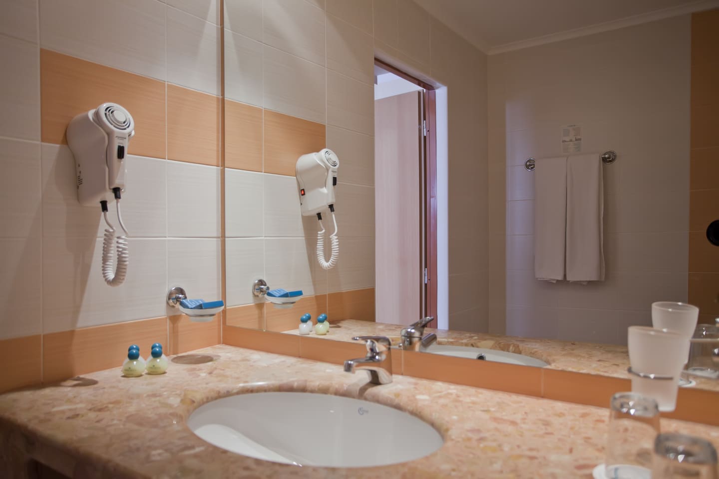 FAM_Suite_Bathroom.jpg