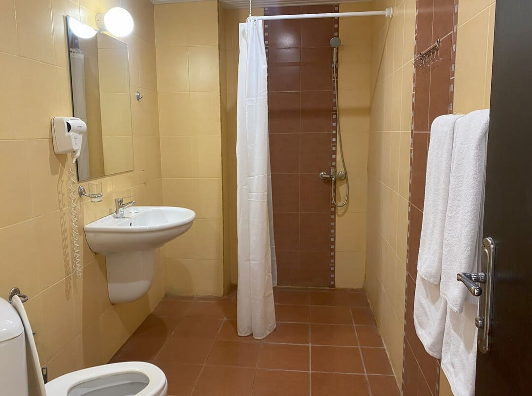 DBL_Bathroom.jpg