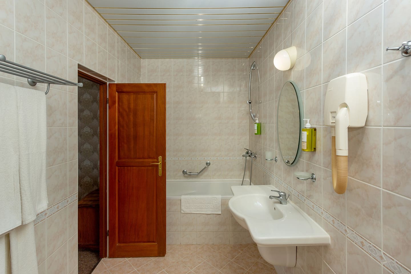App_1_Bed_Bathroom.jpg
