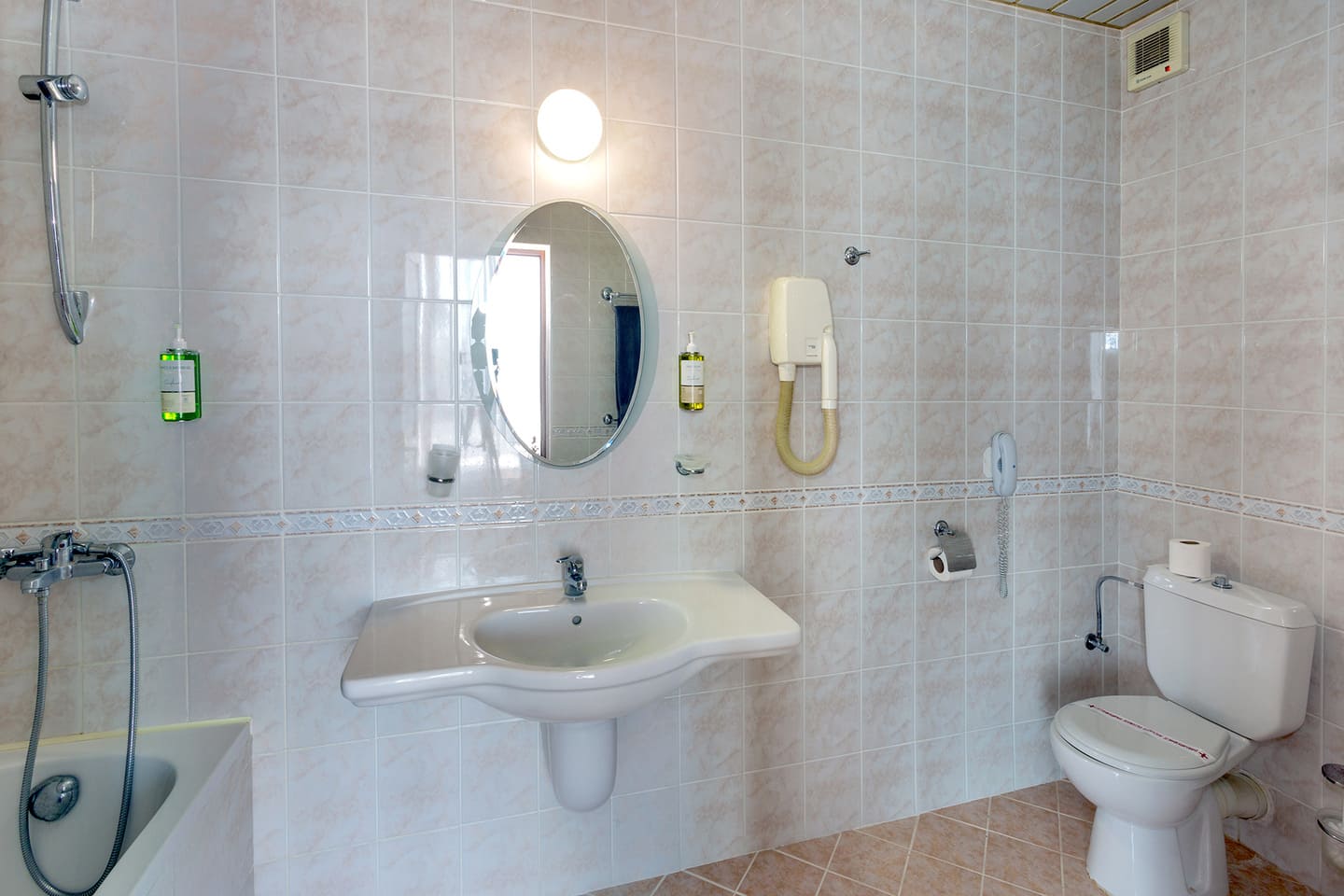 DBL_Standard_Bathroom_2.jpg