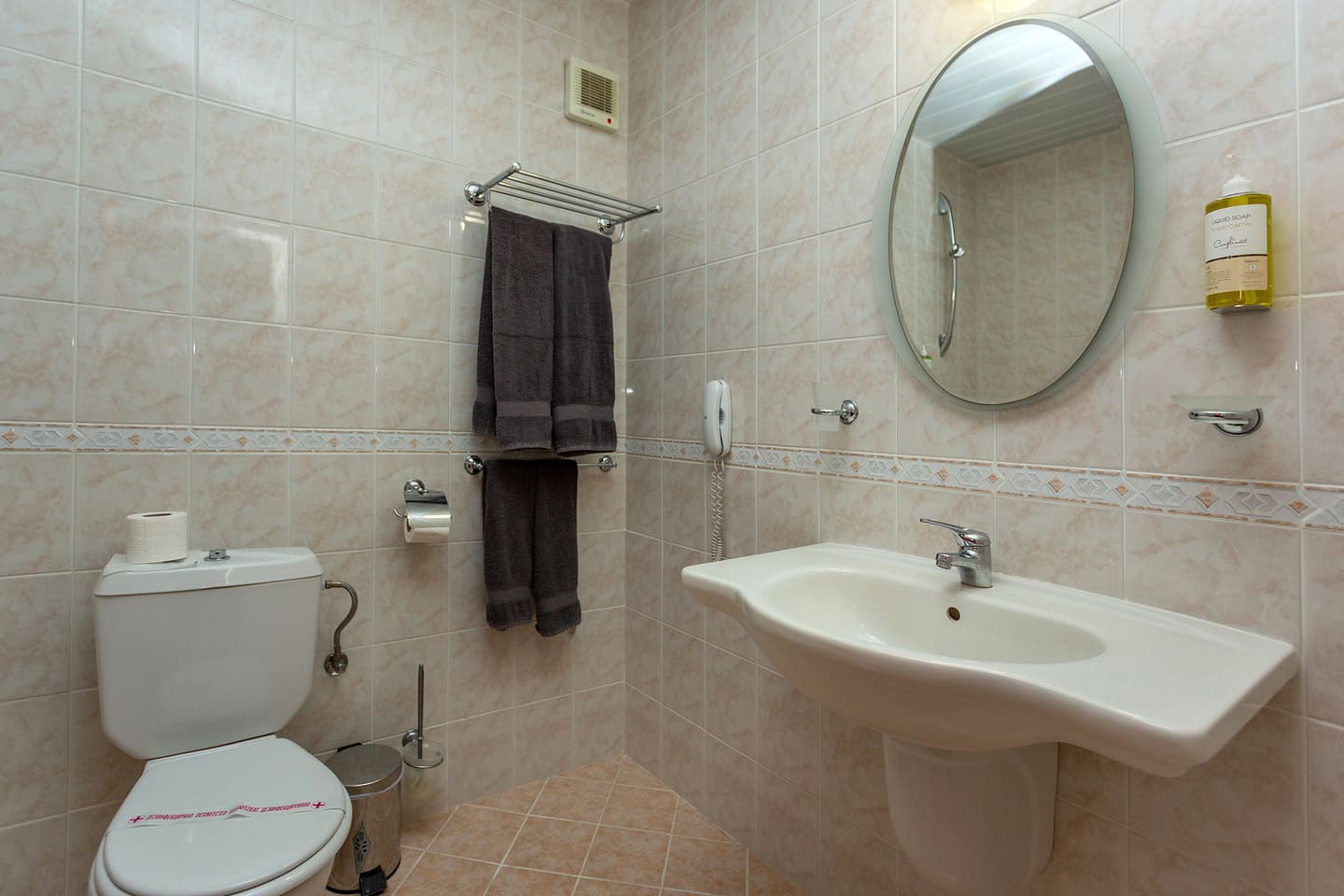 DBL_Delux_Bathroom.jpg