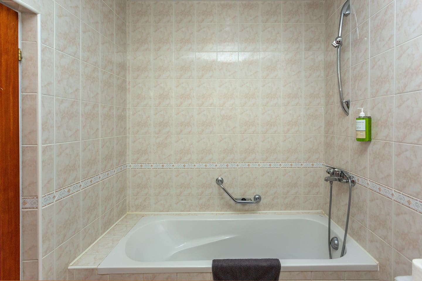 DBL_Deluxe_Bathroom.jpg