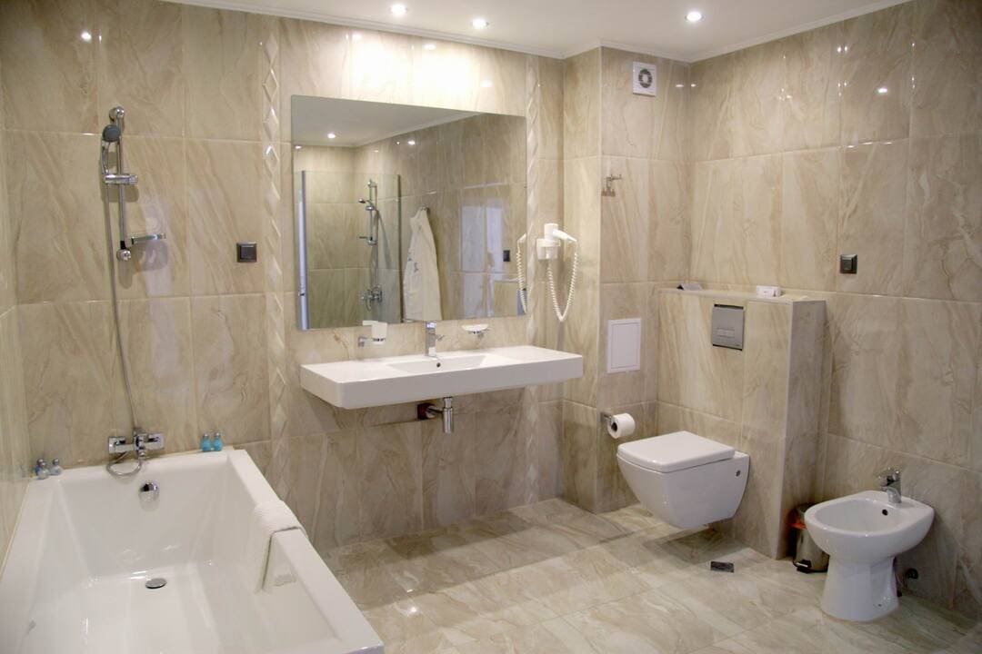 App_1_Bed_Bathroom_3.jpg