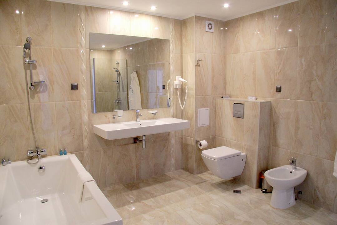 DBL_Bathroom_1.jpg