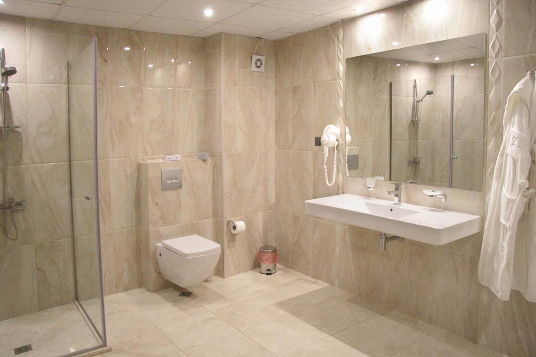 Studio_Bathroom.jpg