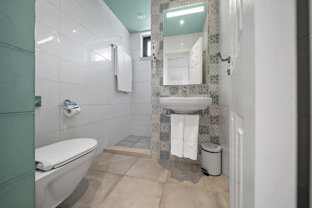 Bathroom_1.jpg