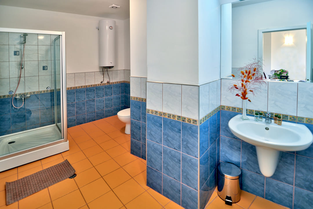 App_2_Bed_Bathroom_2.jpg