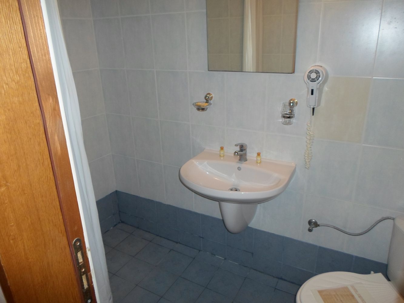 DBL_Standard_Bathroom.jpeg