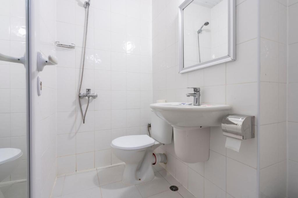 DBL_Bathroom.jpg