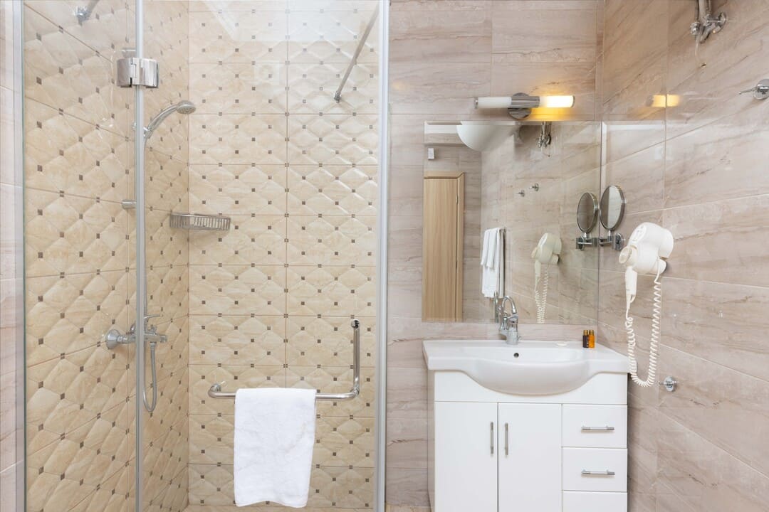 DBL_Bathroom.jpg