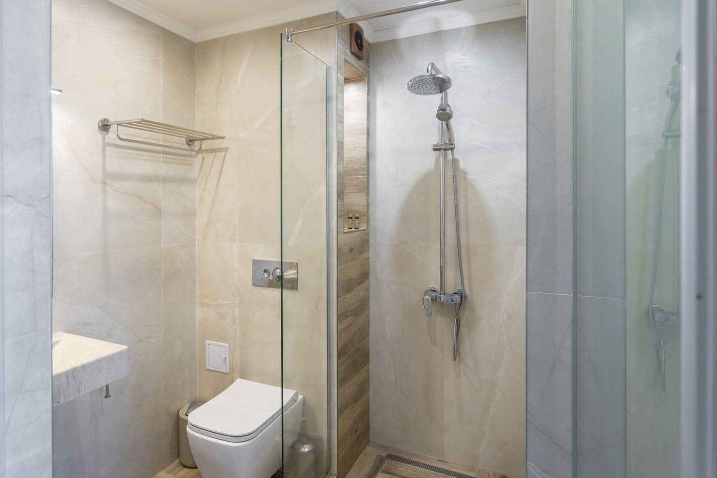 DBL_Lux_SV_Bathroom_7.jpg