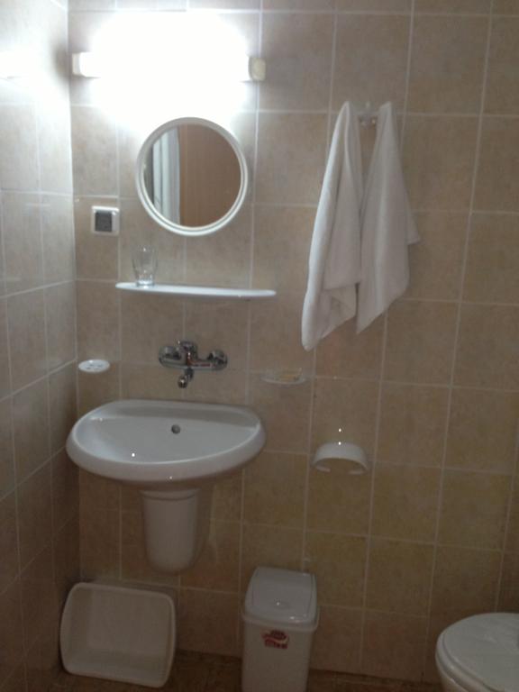DBL_Bathroom.jpg