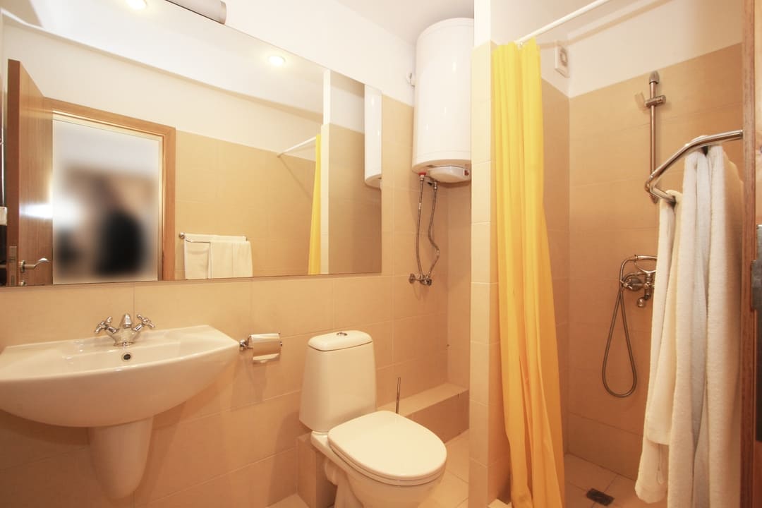 App_1_Bed_Bathroom.jpg