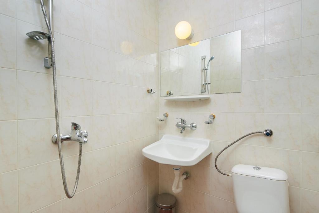bathroom_2.jpg