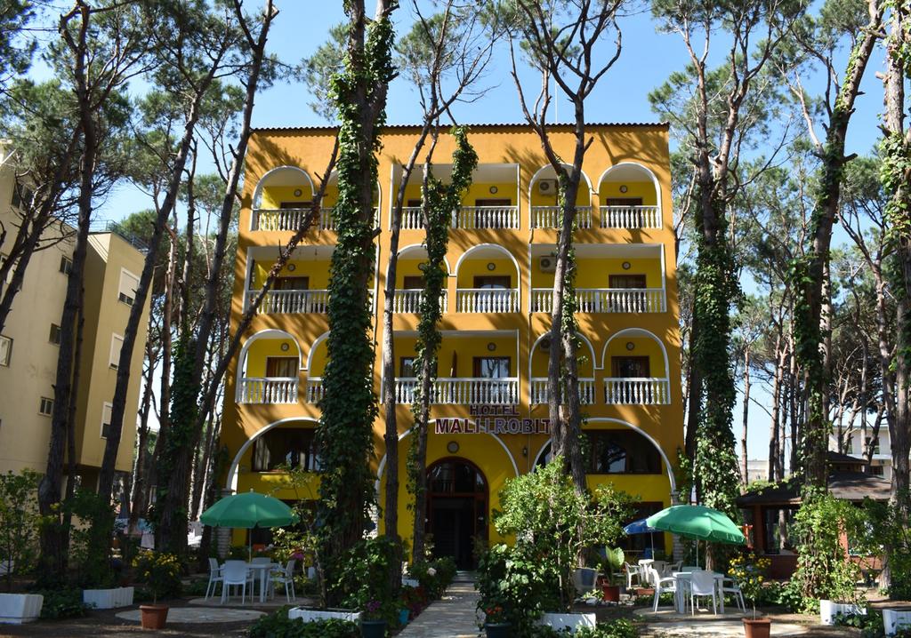 Mali i Robit 3*, hotel-camping