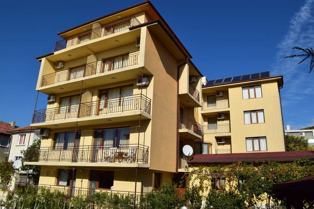 Chris Family Hotel ***
