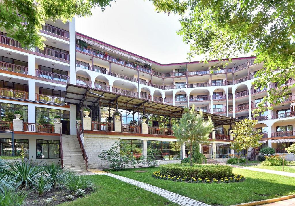 Estreya Residence ****
