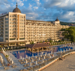 1Hotel_Exterior_1.jpg