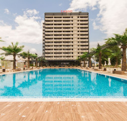 1Hotel_Exterior_1.jpg