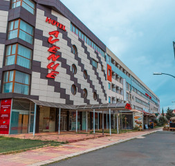 1Hotel_Exterior_2_1.jpg