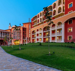 1Hotel_Exterior_4.jpg