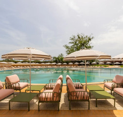 2_Pool_Bar_1.jpg