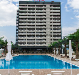 30Hotel_Exterior.jpg