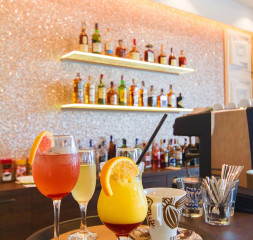 8Lobby_Bar_2.jpg