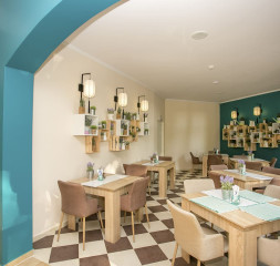 A_La_Cart_Restaurant.jpg
