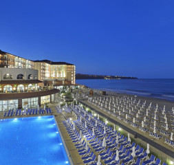 Beach_exterior_at_night.jpg